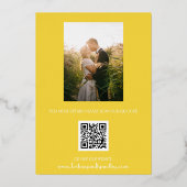 Moderne QR Code Foto Geel Manuscript Weddenschap Folie Uitnodiging (Achterkant)