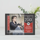 Moderne Red Graduate Photo Invitation (Debout devant)