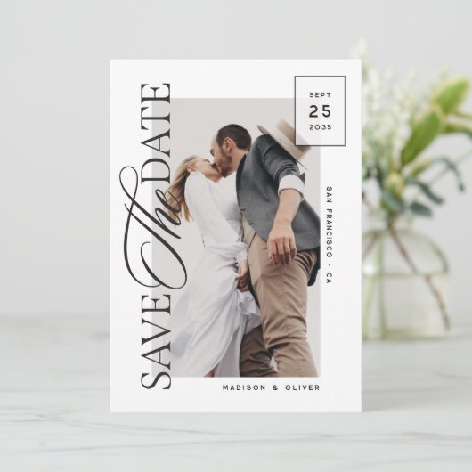 Moderne redactionele script foto bruiloft save the date (Staand voorkant)