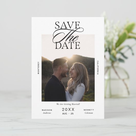 Moderne redactionele script foto bruiloft save the date (Staand voorkant)