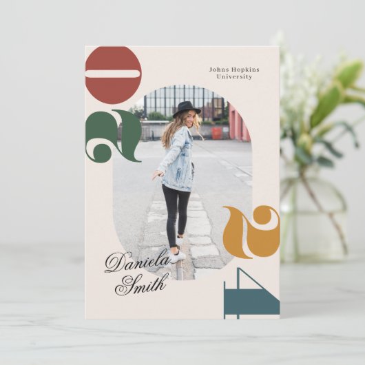 Moderne Retro & Bold Klasse van 2024 Afstuderen Kaart (Staand voorkant)