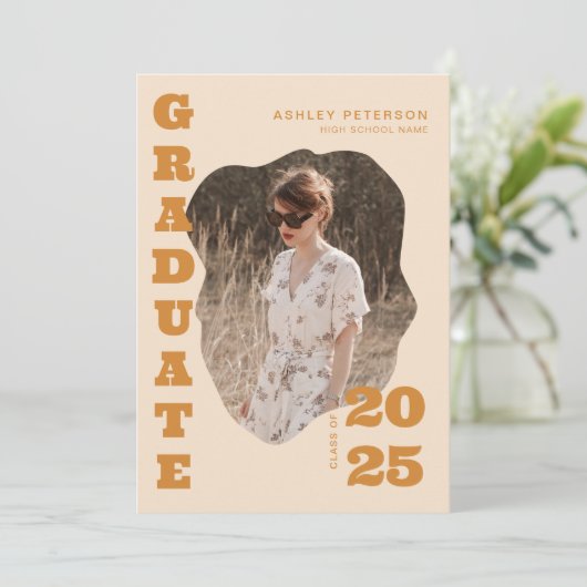 Moderne Retro Gele Typografie Foto Afstuderen Aankondiging (Staand voorkant)