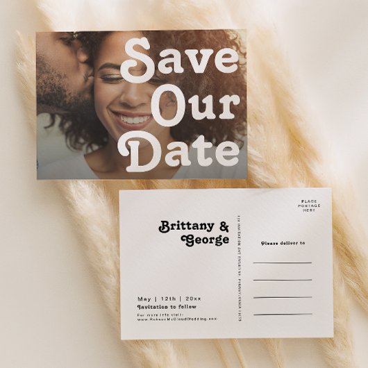 Moderne Retro met horizontale titel Sla onze datum Uitnodiging Briefkaart