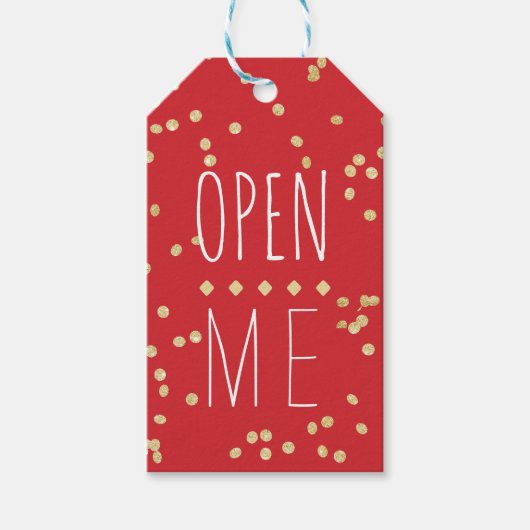 Moderne rode confetti Open me typografie Kerstmis Cadeaulabel (Voorkant)