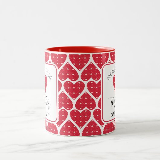 Moderne Rode Harten Onze Eerste Valentijnsdag Same Tweekleurige Koffiemok (Center)
