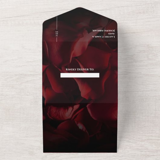 Moderne rode rozen in één bruiloft all in one uitnodiging (Buitenkant)