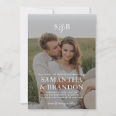 Moderne romantische foto Monogram Overlay Bruiloft Kaart (Voorkant)