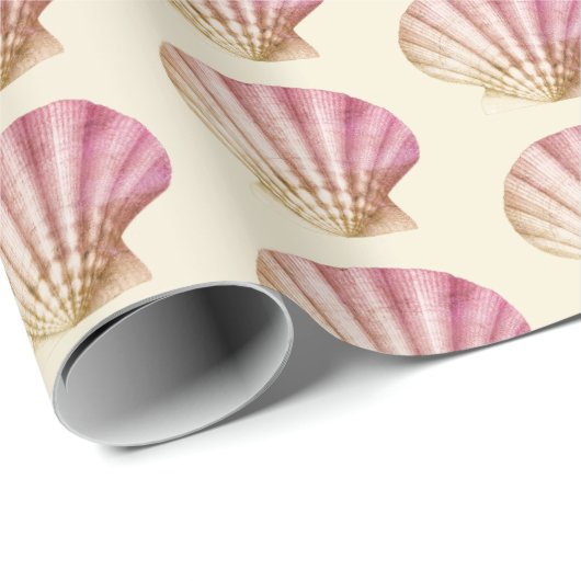 Moderne Rood Roze Schelpen op Beige Cream Cadeaupapier (Rol Hoek)
