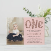 Moderne Roos Gold Faux Glitter First Birthday Foto Kaart (Staand voorkant)