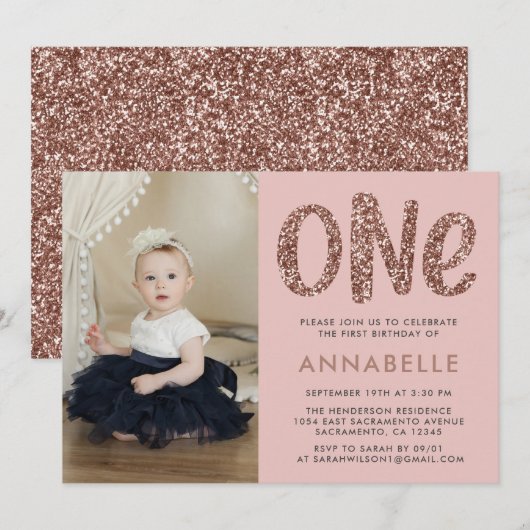 Moderne Roos Gold Faux Glitter First Birthday Foto Kaart (Voorkant / Achterkant)