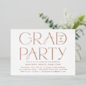 Moderne Roos Gold Typografie Graduation Party Folie Uitnodiging (Staand Voorkant)