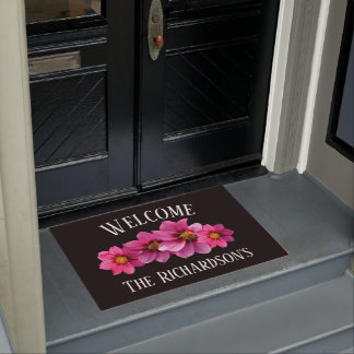 Moderne roze bloemen op zwart-gepersonaliseerd deurmat