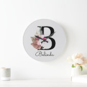 Moderne Roze Boho Meisjesachtige Bloem Initial B Grote Klok (Huis)