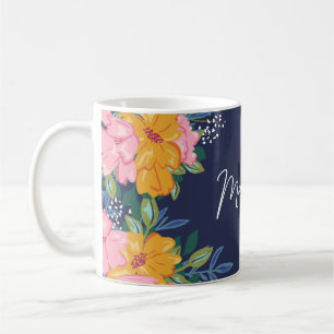 Moderne roze en gele bloemschikking monogram koffiemok