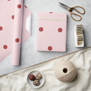 Moderne roze en rode polka stippen patroon cadeaupapier