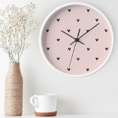 Moderne roze en zwarte hartspatroon ronde klok