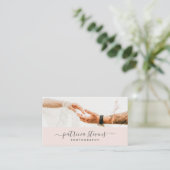 Moderne roze fotograaf script typografie foto visitekaartje (Staand voorkant)