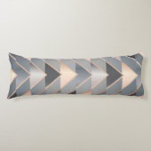 Moderne Roze Goud & Grijs Geometrisch Chevron Lichaamskussen (Voorkant)