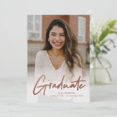 Moderne Roze Gouden Script Foto Afstuderen Aankondiging (Staand voorkant)