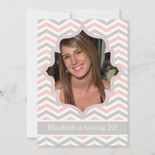 Moderne roze, grijze chevron zigzag verjaardagsfot kaart (Voorkant)
