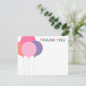 Moderne roze kleurrijke verjaardagsfeestballonnen bedankkaart (Staand voorkant)