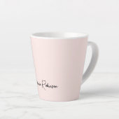Moderne Roze Monogram Naam Typografie Latte Mok (Rechterhoek)
