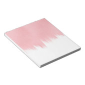 Moderne roze penseelstreken wit ontwerp notitieblok (Schuin)