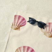 Moderne  Roze Rode Schelpen op Beige Strandlaken (In situ)