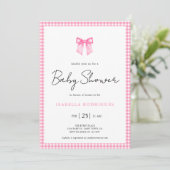Moderne roze strik gingham babyshower uitnodiging (Staand voorkant)