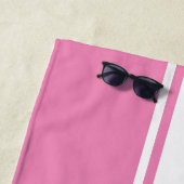 Moderne roze witte racestapes monogrammen pool strandlaken (In situ)