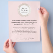 Moderne roze zilver-harsen flyer (Hand)