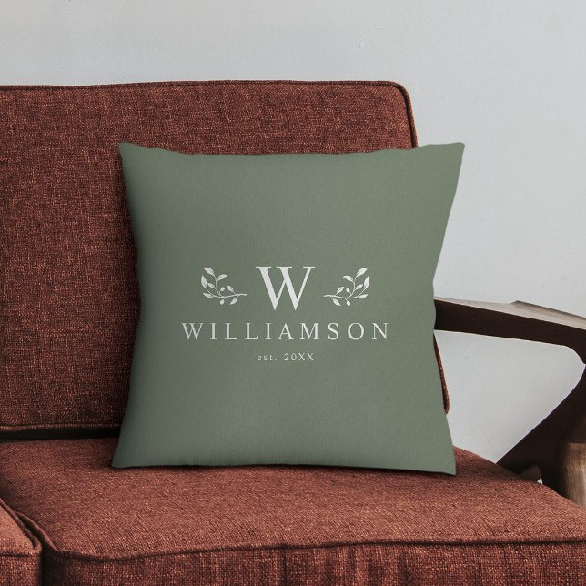 Moderne Rustic Monogram Aangepaste Familienaam Sag Kussen (Minimalist, simple, and stylish, this dusty sage green family pillow is a perfect cozy wedding gift!)