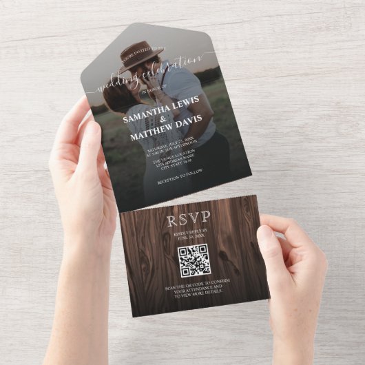 Moderne Rustic Wood buitenshuis bruiloft QR-code All In One Uitnodiging (Afscheurbaar)