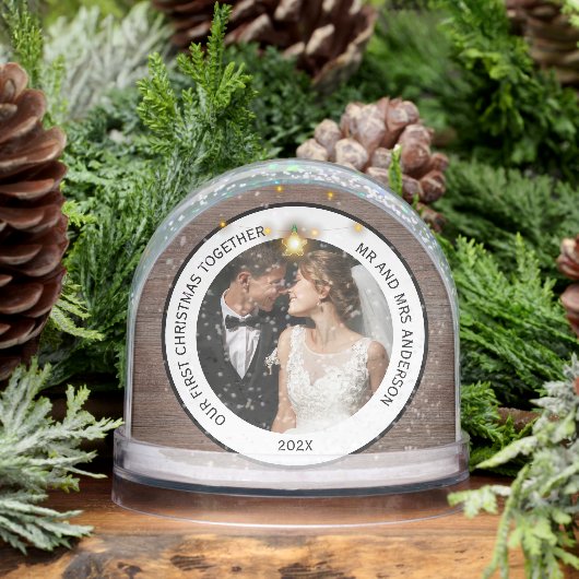 Moderne rustieke koppels eerste kerstmis samen sneeuwbol (Winter)