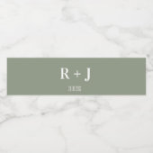 Moderne Sage Groen & Wit Monogram Huwelijk Waterfles Etiket (Enkel label)