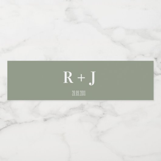 Moderne Sage Groen & Wit Monogram Huwelijk Waterfles Etiket (Enkel label)