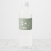 Moderne Sage Groen & Wit Monogram Huwelijk Waterfles Etiket (Voorkant)