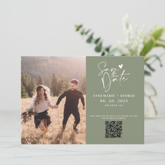 Moderne Sage Groene Kalligrafie Foto QR Code Save The Date (Staand voorkant)