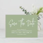 Moderne Sage Groene Kalligrafie Scannable QR Code Save The Date (Staand voorkant)