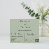 Moderne Sage Groene RSVP QR Code Bruiloft uitnodig (Staand voorkant)