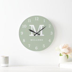 Moderne Saliegroen En Witte Monogram Familienaam Grote Klok