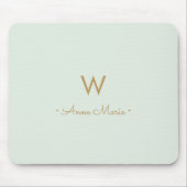 Moderne Saliegroen Gouden Script Monogram Muismat (Voorkant)