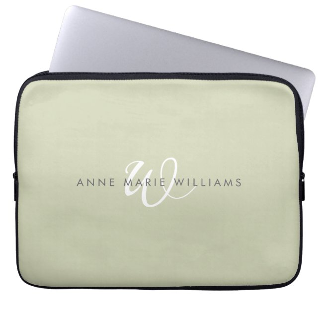 Moderne Saliegroen Witte Script Monogram Laptop Sleeve (Voorkant)