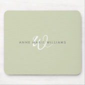 Moderne Saliegroen Witte Script Monogram Muismat (Voorkant)