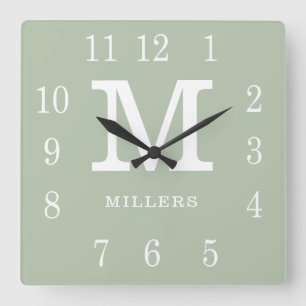 Moderne saliegroene en witte familienaam monogram vierkante klok