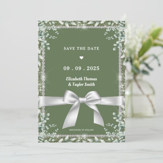 Moderne Saliegroene Eucalyptus Glitter Bruiloft Save The Date (Staand voorkant)