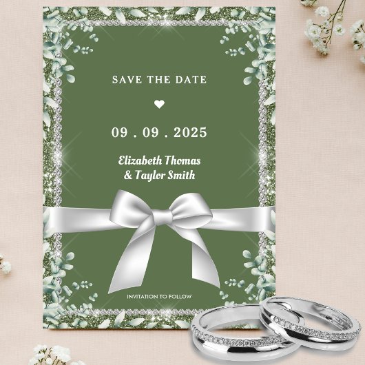 Moderne saliegroene eucalyptus glitters trouwfeest save the date