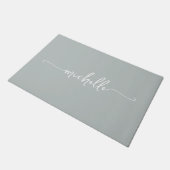 Moderne Saliegroene Monogram Naam Script Deurmat (Schuin)
