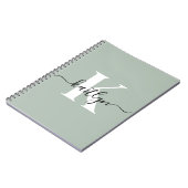 Moderne saliegroene script monogram notitieboek (Linkerzijde)