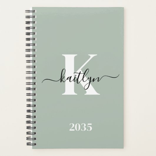 Moderne saliegroene script monogram planner (Voorkant)